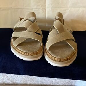 B-52 by Bullboxer Primm Women’s 7 Slip on Sandal Lt Beige stretchy straps GUC